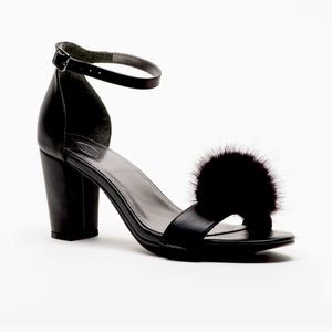 Block heel with removable Pom Pom shoe accessory